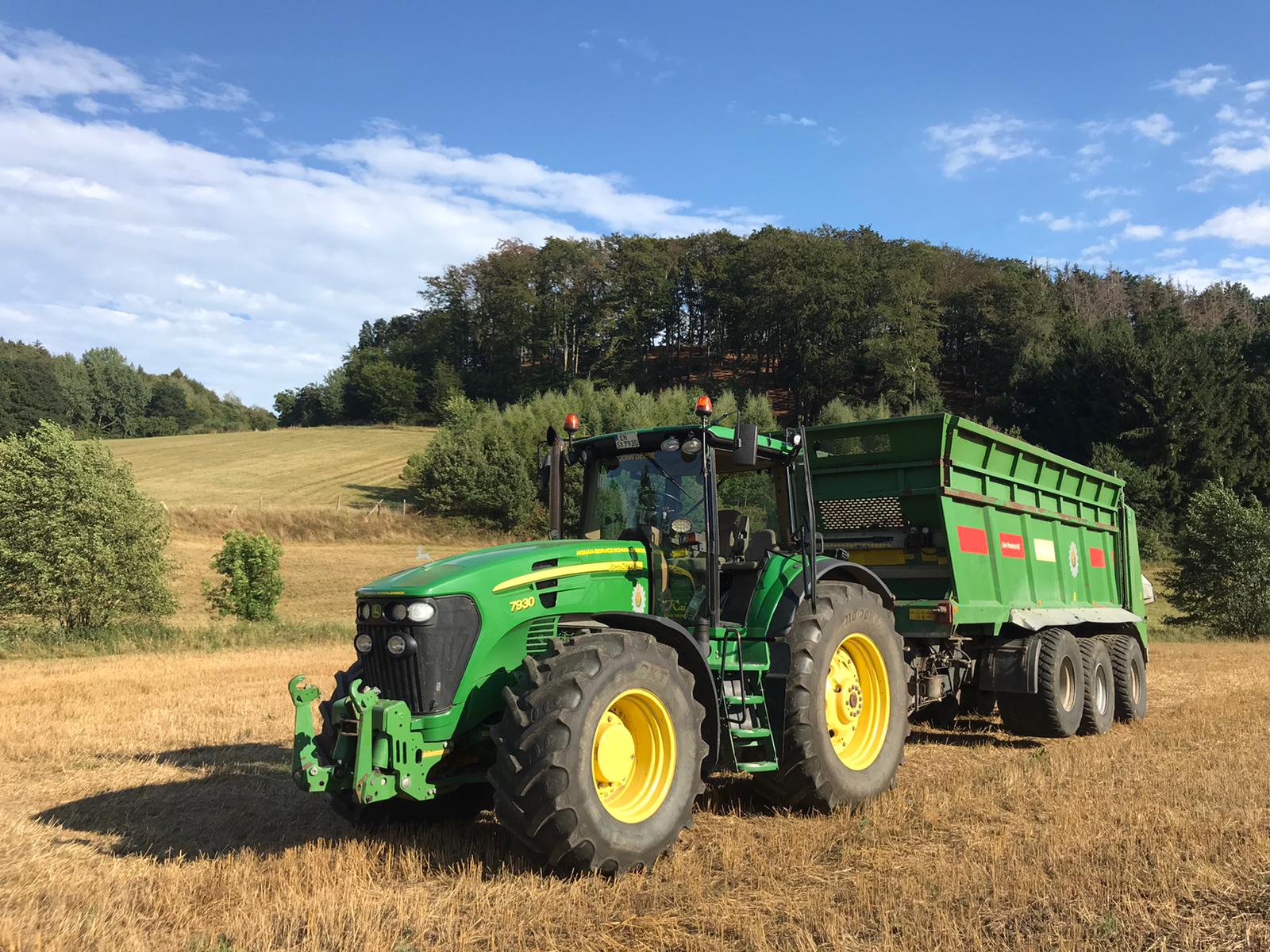 Traktor mit Bergmann Miststreuer – Mist und Kompost streuen – Agrarservice Schmalenbeck