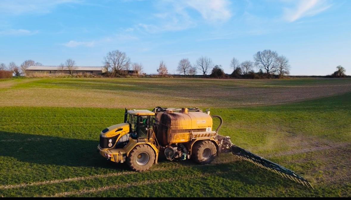 TerraGator bei der Gülleausbringung